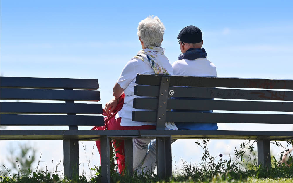 Rentner-Ehepaar auf einer Bank