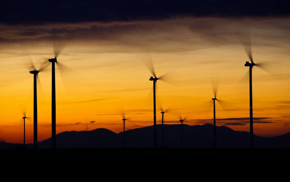 Windturbinen bei der Arbeit: Eltifs sollen Inestorengeld unter anderem in langfristige Sachwerte lenken