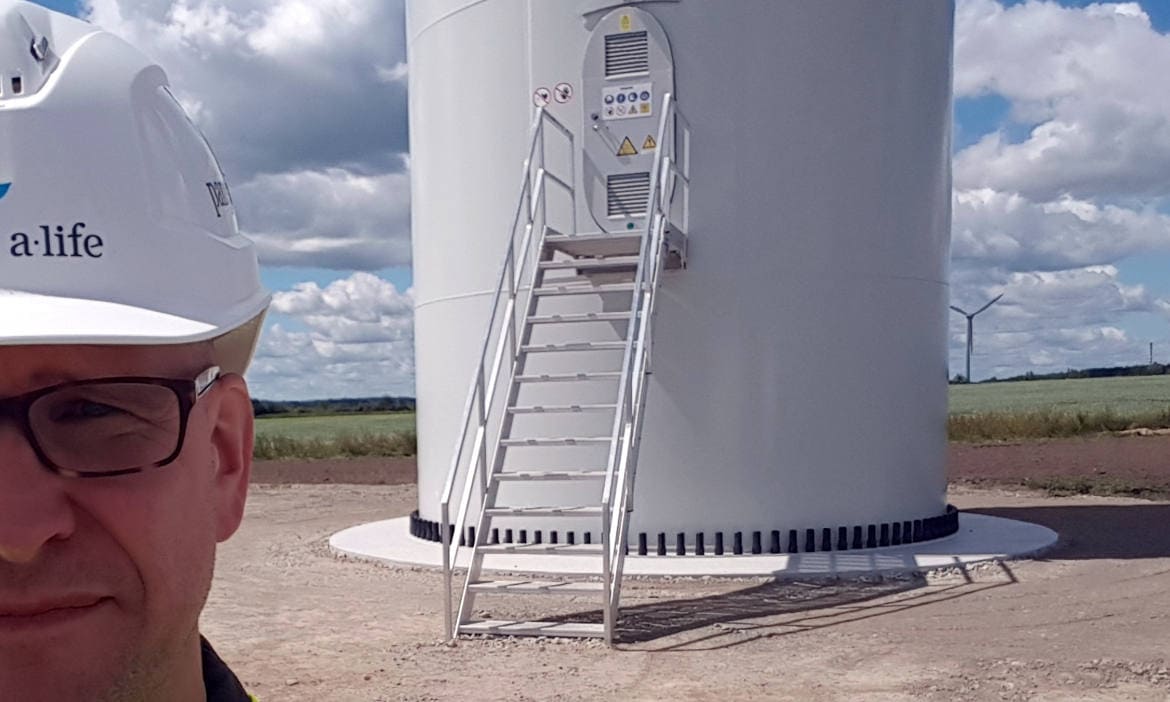 Pfefferminzia-Redakteur Andreas Harms vor dem Eingang zum Windrad