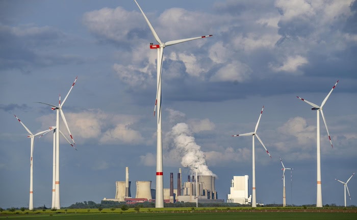 Windräder vor Braunkohlekraftwerk: Wenn sich Anleger bei ihren Finanzanlagen für Nachhaltigkeit entscheiden, müssen sie nicht zwangsläufig auf Rendite verzichten.