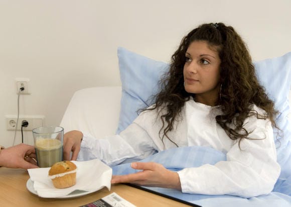 Junge Frau im Krankenbett: Berufsunfähigkeit trifft auch junge Menschen (Foto: picture alliance / dpa Themendienst | Jens Schierenbeck)