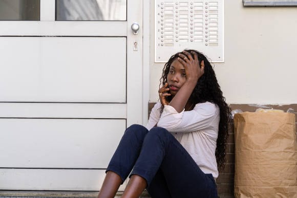 Junge Frau vor verschlossener Haustür: Manche Haftpflichtversicherungen ersetzen die Kosten, wenn Versicherte ihren Schlüssel verloren haben (Foto: picture alliance / PantherMedia | Andrey Popov)