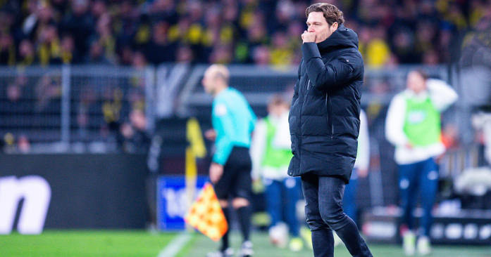 Edin Terzic, Trainer von Borussia Dortmund im Stadion: Erkältungen machen auch vor Bundesligatrainern nicht halt