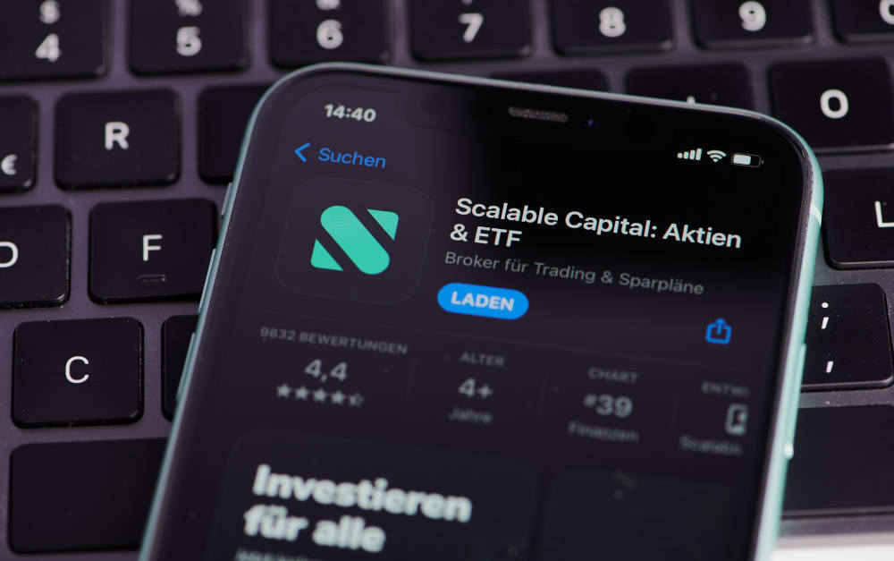 Logo von Scalable Capital auf dem Smartphone: 2.500 ETFs besparbar