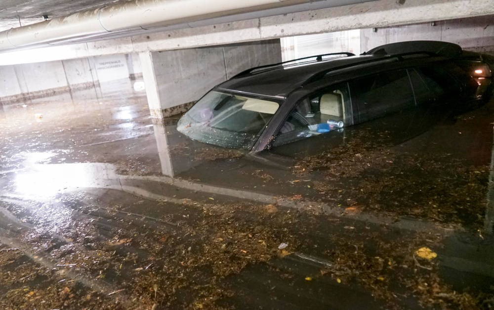 Auto in einer Hamburger Tiefgarage nach Starkregen: Schäden am besten innerhalb einer Woche bearbeiten