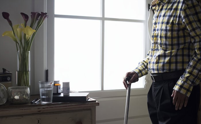 Älterer Mann im Pflegeheim: Die Pflegekosten belasten viele Senioren. Die Politik will gegensteuern. Ein Deckel der Eigenanteile wäre aber teuer, warnt der PKV-Verband.