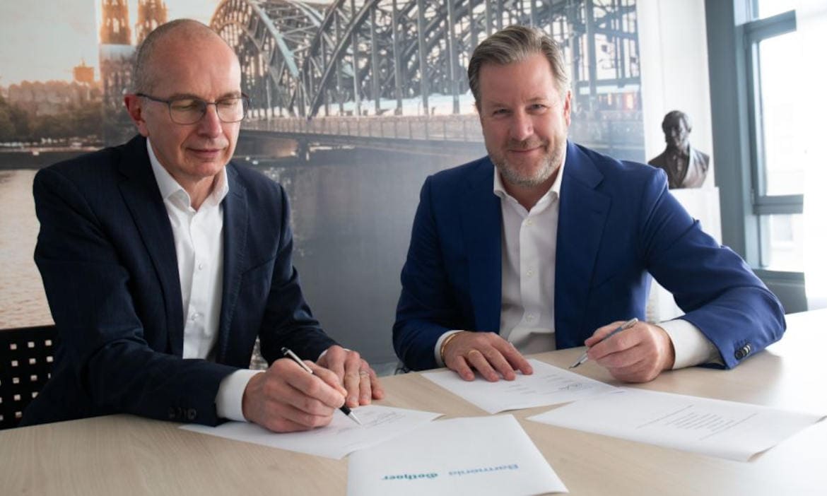 Konzernchefs Andreas Eurich (Barmenia, links) und Oliver Schoeller (Gothaer) unterzeichnen am 26. Juli 2024 die Verträge zur Fusion der Versicherer