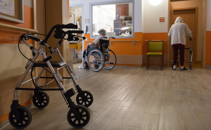 Seniorinnen im Pflegeheim: Die Kosten für Pflege explodieren, daher fordert die CDU nun eine Pflege-Reform.