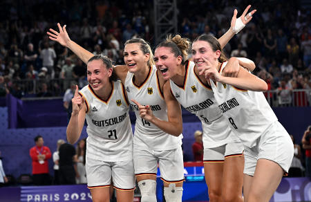 Die Deutschen Olympiagewinnerinnen im 3x3 Basketball 2024: In der Ergo-Statistik gehört Basketball mit 96 Unfällen zu den weniger gefährlichen Sportarten. (Foto: picture alliance/dpa | Sina Schuldt)