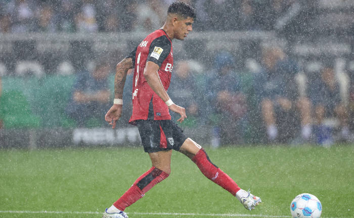 Fußballspieler Piero Hincapie von Bayer Leverkusen im strömenden Regen: Wetterextreme wie Starkregen haben in diesem Jahr bei Versicherern zu Milliardenschäden geführt.