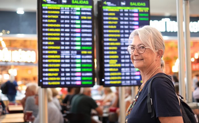 Ältere Dame am Flughafen: Der BGH hat eine Klausel in einer Reisekrankenversicherung für unwirksam erklärt.