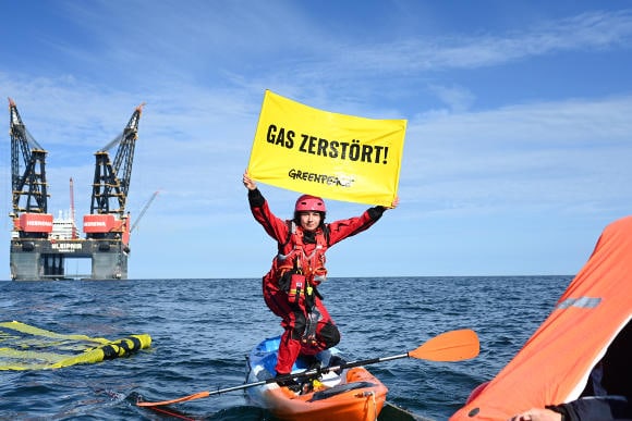 Greenpeace-Aktivistin bei einer Protestaktion im Wasser: Spenden bis zu 300 Euro können Angestellte bei der Steuererklärung 2023 mit einem einfachen Nachweis belegen. (Foto: picture alliance/dpa | Lars Penning)