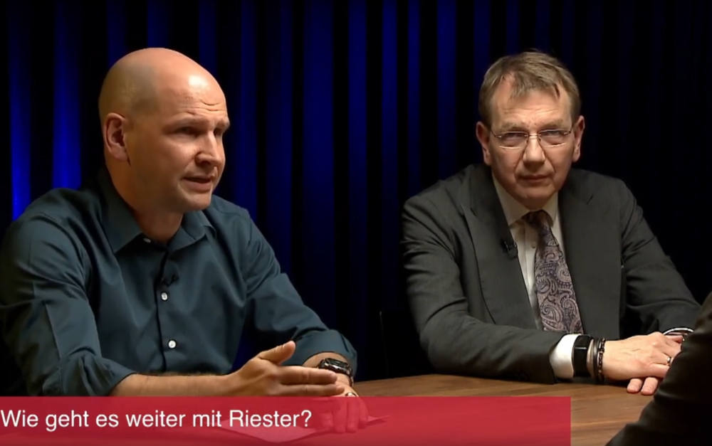 In der Sendung „Vorsorge. Einfach. Besser.“ auf Hamburg 1 spricht Pfefferminzia-Redakteur Andreas Harms (links) zusammen mit Martin Gattung, Geschäftsführer beim Beratungsunternehmen Aeiforia, mit Gastgeber Jörg Rositzke über die Riester-Rente (nicht im Bild)