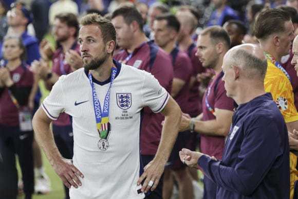 Fußballspieler Harry Kane im Juli 2024 nach dem verlorenen Finale der EM 2024 der englischen Mannschaft gegen Spanien: Kane wirbt für die Allianz (Foto: picture alliance / Anadolu | Sathiri Kelpa)