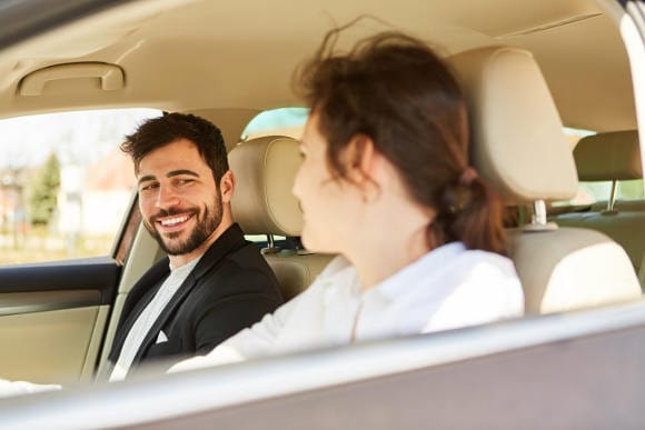 Junges Paar sitzt im Auto (Foto: picture alliance / Zoonar | Robert Kneschke)