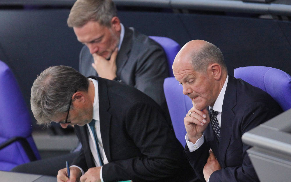 Ampel-Koalition als steter Quell neuer Ideen, diesmal die Rentenaufschubprämie. Auf dem Foto (v.l.n.r.): Wirtschaftsminister Robert Habeck (Die Grünen), Finanzminister Christian Lindner (FDP) und Bundeskanzler Olaf Scholz (SPD)