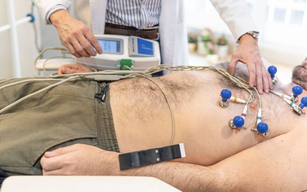 Arzt untersucht das Herz eines Patienten per Elektrokardiogramm: Herz- und Kreislauferkrankungen gelten als häufigste Todesursachen in Deutschland