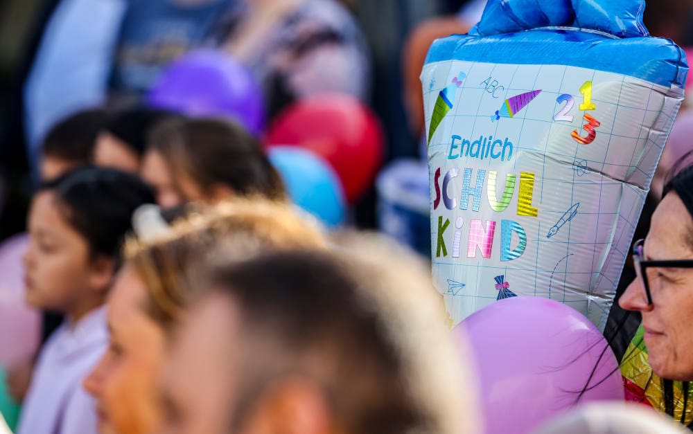 Schultüte mit der Aufschrift „Endlich Schulkind“: Rechtliche Tipps zur Einschulung von der Arag-Rechtsschutz