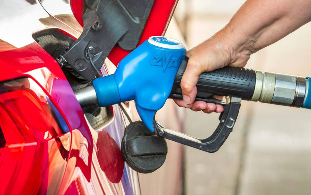 Einmal volltanken: Die Energiepreise, auch für Benzin, haben die Inflation in Deutschland gedrückt