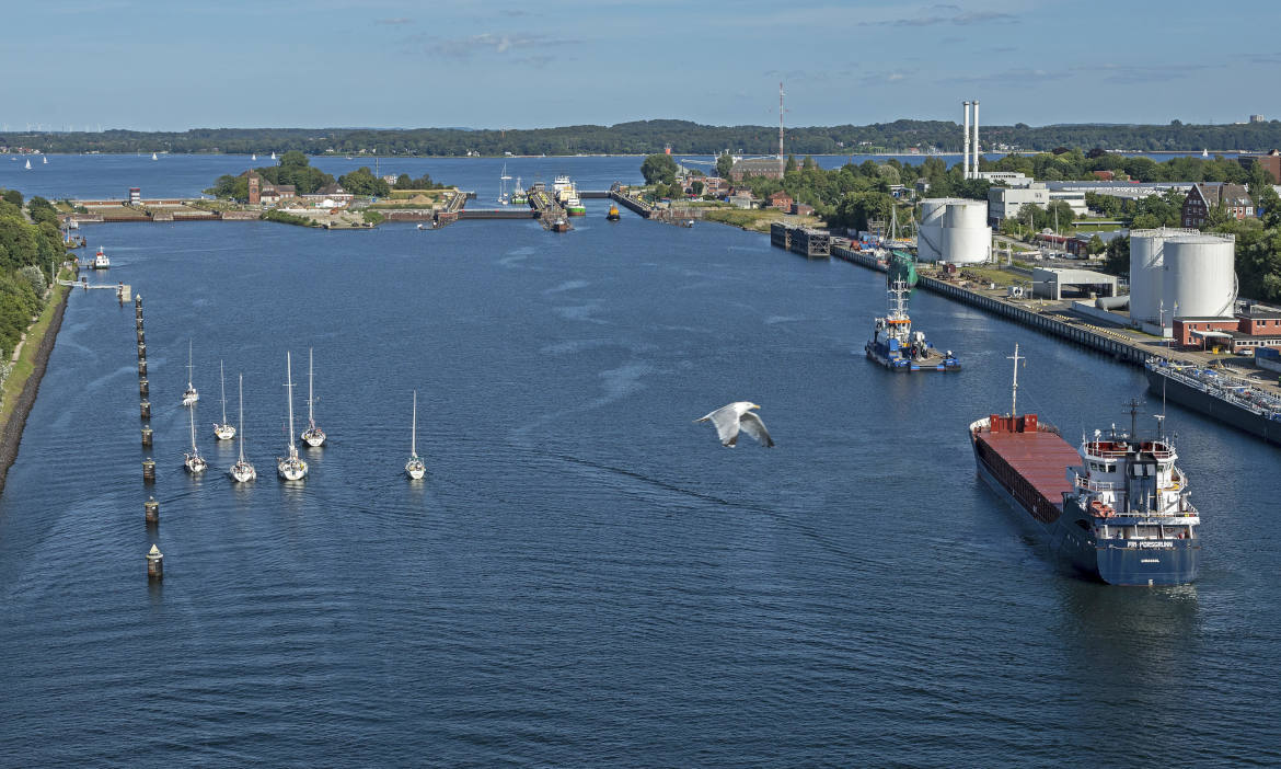 Frachtschiffe warten vor der Schleuse im Nord-Ostsee-Kanal bei Holtenau: Transportversicherungen schützen Ware auf dem Weg