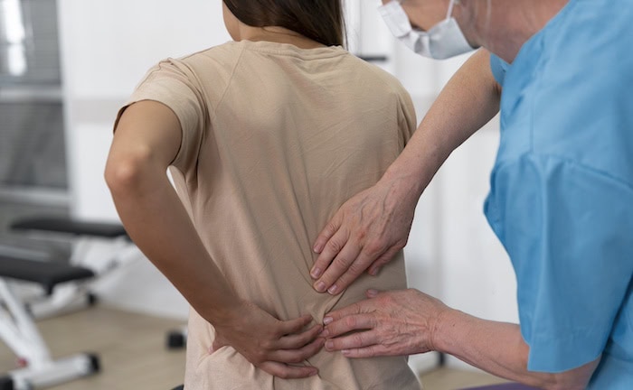 Patientin beim Orthopäden: Sollen Verbraucher für Besuche beim Facharzt künftig eine Zusatzversicherung abschließen?