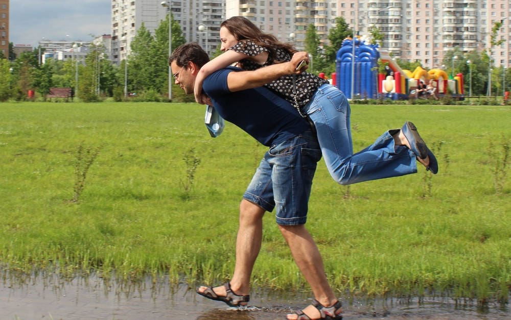 Glückliches Paar: 40 Prozent der Arbeitnehmer geben an, anstatt oder zusätzlich zu einer Berufsunfähigkeitsversicherung über Gehalt oder Unterhalt des Partners abgesichert zu sein