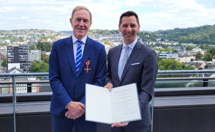 Michael H. Heinz mit Landrat Andreas Müller (v.l.): BVK-Präsident Michael H. Heinz hat das Bundesverdienstkreuz am Bande erhalten.
