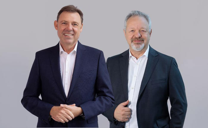 Personlalien der Woche: Wolfgang Breuer und Patric Fedlmeier(v.l.) haben ihre Verträge bei der Provinzial frühzeitig verlängert.