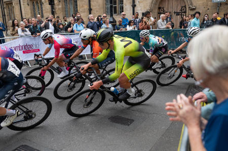 Radfahrer bei einem Radrennen in Cambridge: E-Bikes erhöhen die Sportunfälle bei Radfahrern. (Foto: picture alliance / Zumapress.com | David Tramontan)