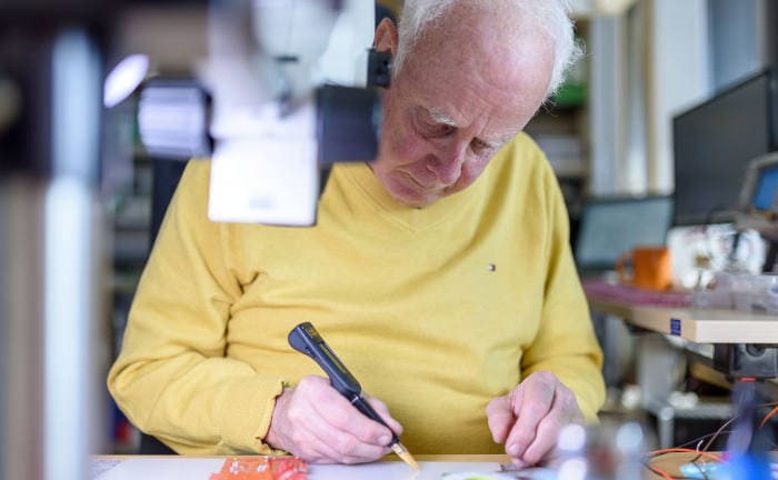 Rentner, der in einer Werkstatt arbeitet: Laut Joachim Wenning sollen die Deutschen länger arbeiten.