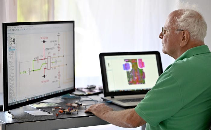 Alter Mann sitzt am Schreibtisch und arbeitet am PC: Viele Rentner müssen aus Geldnot auch im Ruhestand weiterarbeiten.
