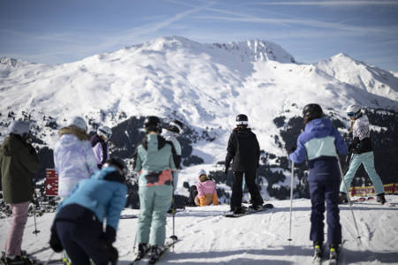 Skifahrer auf einer Skipiste: Laut Angaben des GDV kommt es bei Skiunfällen besonders häufig zu Muskel- und Bänderrissen, Zerrungen und Verrenkungen. (Foto: picture alliance/ Keystone| Gian Ehrenzeller)
