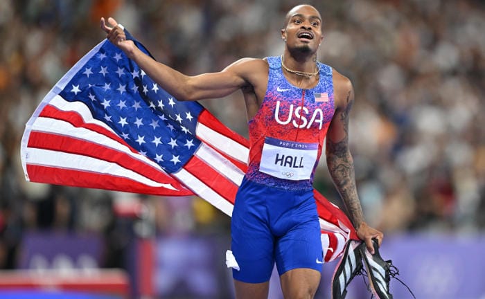 Quincy Hall, Gewinner des 400m-Finales bei Olympia, jubelt nach dem Rennen: Fonds Finanz ist der ertragreichste Maklerpool 2024.