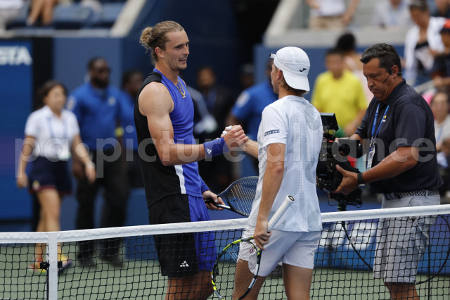 Tennisspieler Alexander Zverev gibt Alexandre Mueller die Hand: Tennis sorgt bei Freizeitsportlern unter den Ergo-Versicherten für 78 Sportunfälle. (Foto: picture alliance / Reuters | Eduardo Munoz)