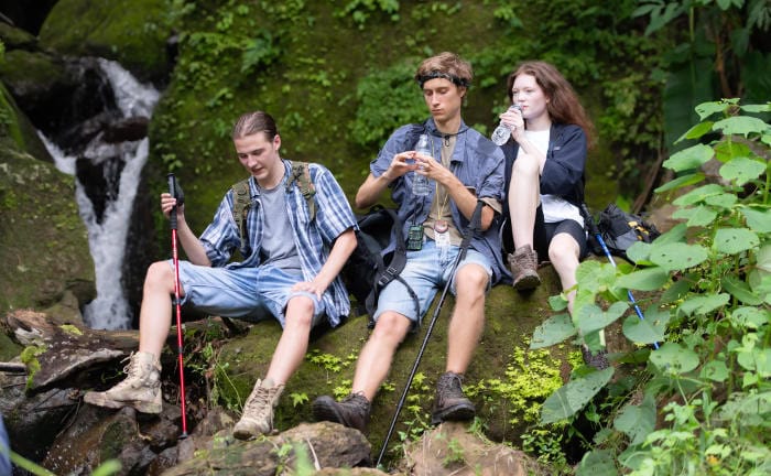 Junge Leute bei einem Wanderausflug: Grün investieren möchten vor allem junge Kunden.