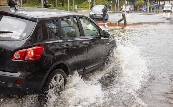 Durch überflutete Straßen fahren? Keine gute Idee. Das kann den KFZ-Versicherungsschutz kosten.