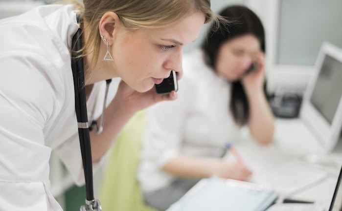 Ärztin am Telefon: Verpasste Arzttermine sind ein Ärgernis für die Praxen.