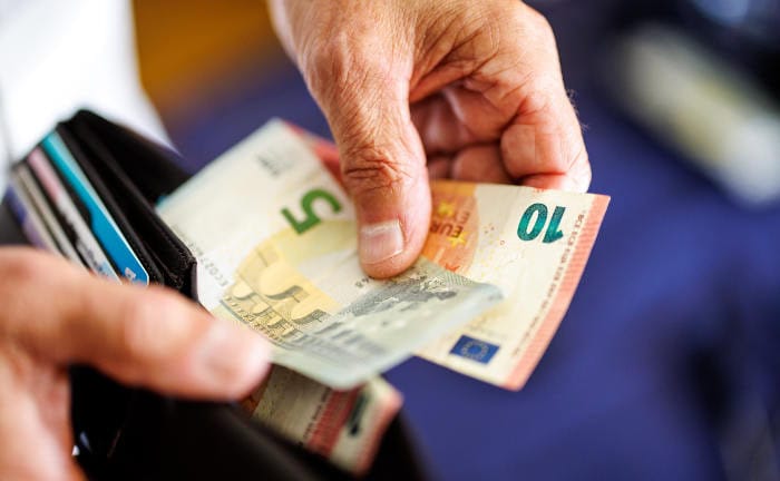 Hand eines alten Mannes zählt Geld: Der GDV kritisiert eine Studie des BVI zur Fondsrente als Altersvorsorgebaustein. Der BVI hält dagegen.