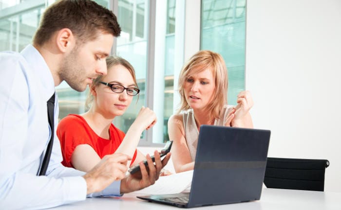 Berater im Gespräch mit Kundinnen: Riester-Verträge in ihrer aktuellen Version sind für viele Kunden nicht rentabel genug.