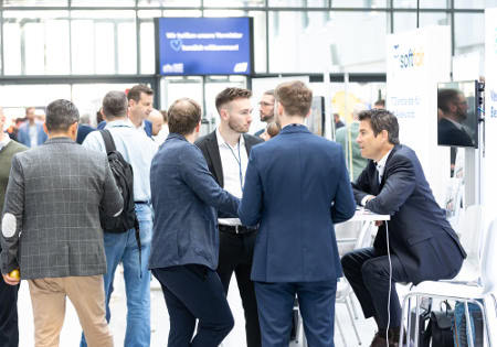 Fachbesucher knüpfen Kontakte im Messebereich. Foto: Fonds Finanz