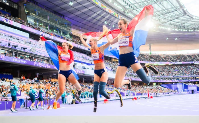 Gute Laune bei den Paralympics 2024 in Paris: Marlene van Gansewinkel (l-r, Bronze), Fleur Jong (Gold) und Kimberly Alkemade (Silber) freuen sich über Medaillen für 100m T64. Auch in der Versicherungsbranche hat sich die Stimmung verbessert.