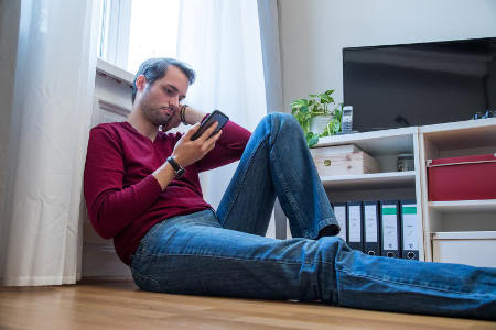 Junger Mann bemerkt Onlinebetrug: Cyberkriminelle locken Personen auf unseriöse Plattformen. Foto: picture alliance / dpa Themendienst | Christin Klose