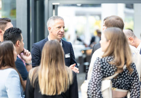 Fonds Finanz Gründer und Geschäftsführer Norbert Porazik (Mitte) diskutiert mit Besuchern der Hauptstadtmesse. Foto: Fonds Finanz