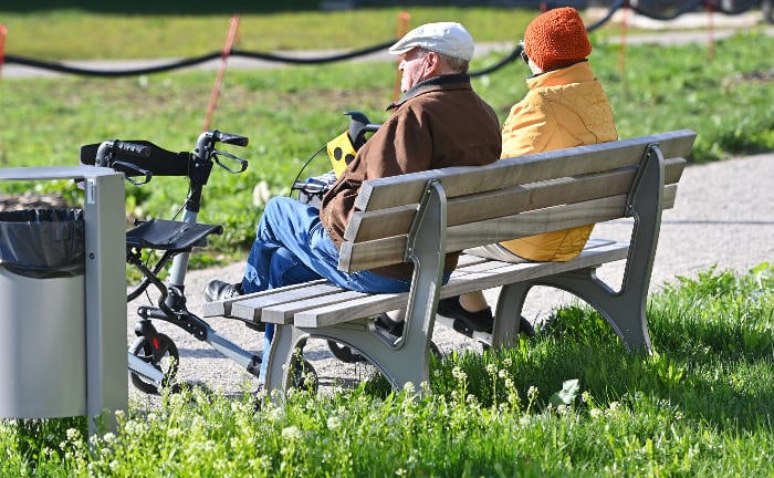 Rentner sitzen auf einer Parkbank: Das Betriebsrentenstärkungsgesetz soll Geringverdienern dabei helfen, im Ruhestand genügend Geld zur Verfügung zu haben.