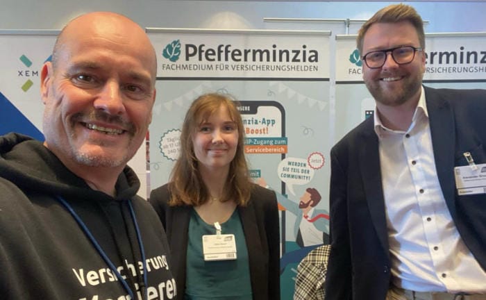 Versicherungsexperte Hans Steup, Kolumnist bei Pfefferminzia, Céline Baron und Alexander Grund, beide von Pfefferminzia, hatten viel Spaß auf der Hauptstadtmesse von Fonds Finanz.