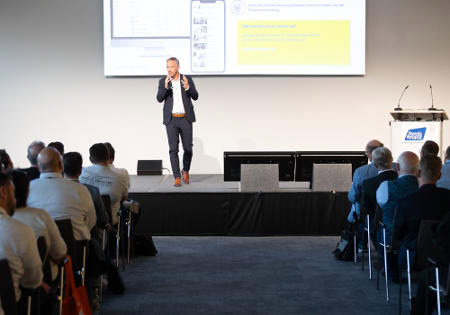 Fonds-Finanz-Chef Norbert Pirazik hält einen Fachvortrag. Foto: Fonds Finanz