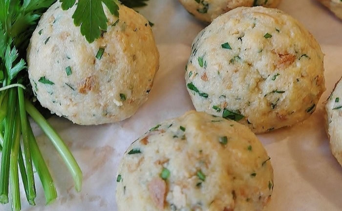Semmelknödel in der Zubereitung