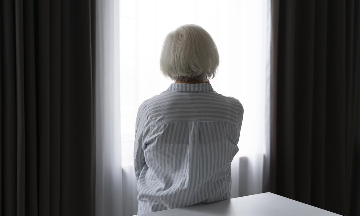 Ältere Dame schaut aus dem Fenster: In den kommenden Jahren werden Fälle von Demenz zunehmen.