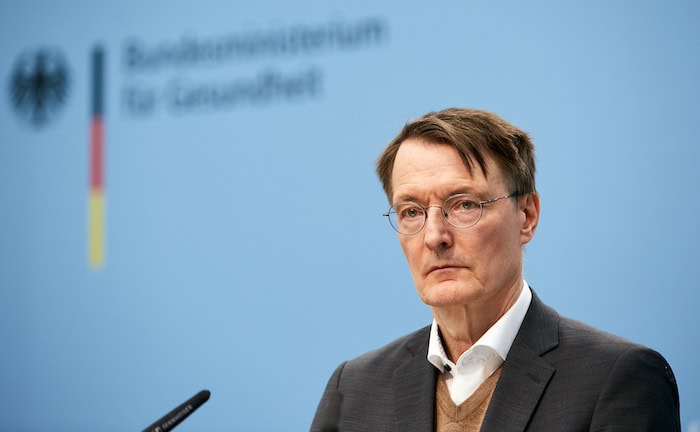 Das ernste Gesicht passt: Der durchschnittliche Zusatzbeitrag in der GKV muss wegen ausufernder Kosten deutlich steigen, so der Schätzerkreis..