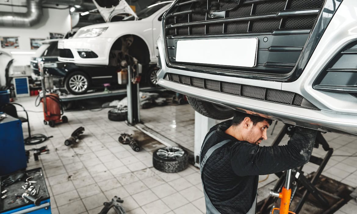 Autoschrauber in Aktion: Jeder Dritte, der die KFZ-Versicherung wechseln will, bezeichnet die Garage als Wohlfühlort